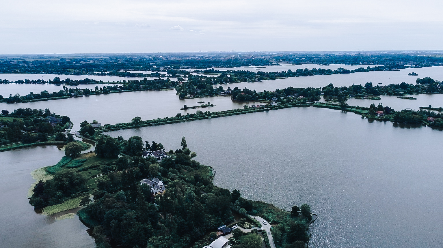 luchtfoto van de reeuwijkse plassen